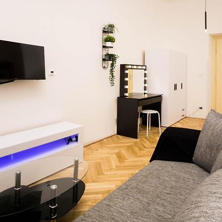 Black & White Apartment Prague By Wenceslas Square And Muzeum المظهر الخارجي الصورة